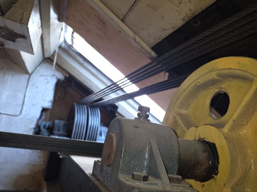 Drive wheel and ropes on a pub goods lift